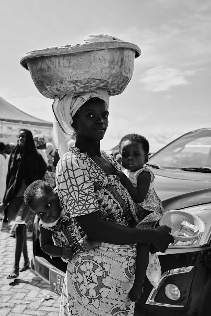 Portrait of a Ghanaian woman with children at a market in Nalerigu.